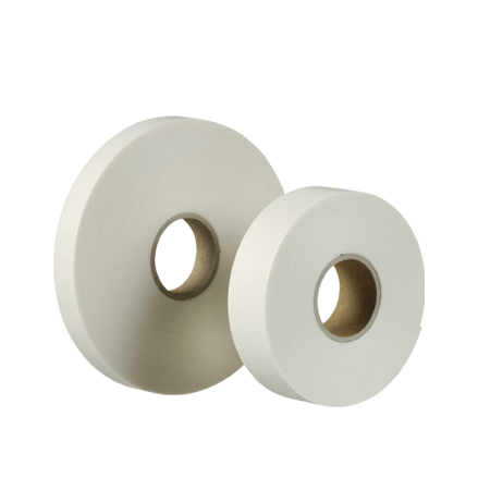 Obojstranne lepiaca upevňovacia páska v návinoch rolí 25 × 1 mm, dĺžka 5 m biela